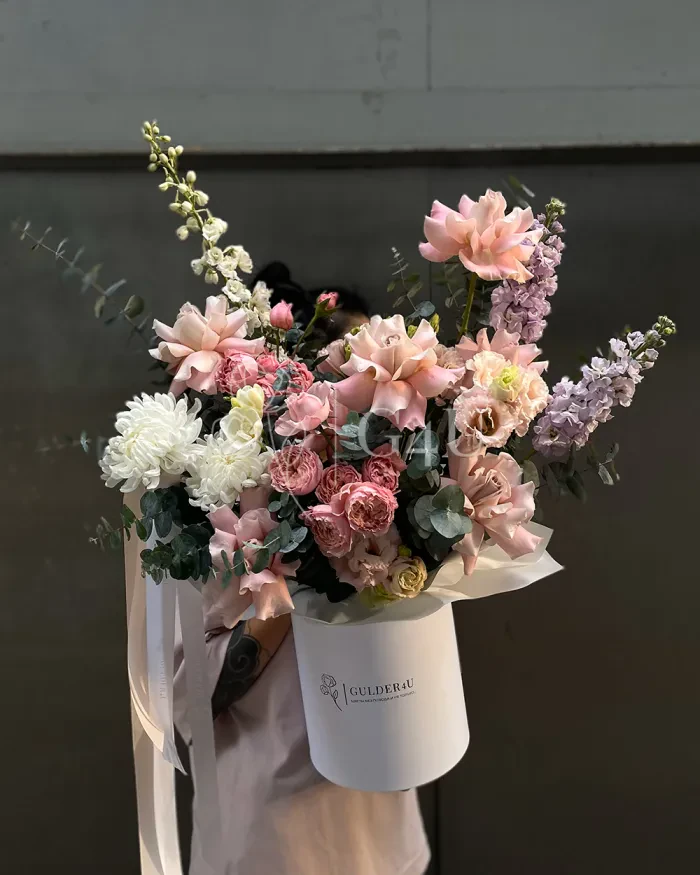 Заказать Букет "Аделаида" из роз, хризантем и лизиантусов в Алматы