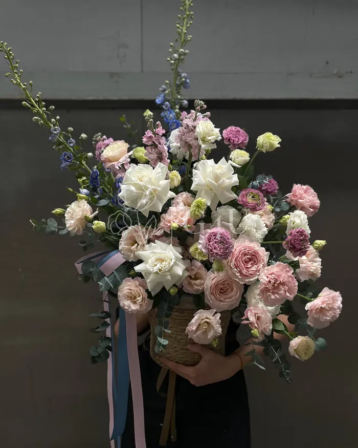 Заказать Композиция в кашпо "Liora" из пионовидных роз и ранункулюсов в Алматы