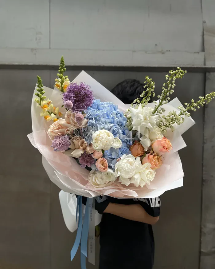 Заказать Букет "Elianora" из роз, ранункулюсов и гортензий в Алматы