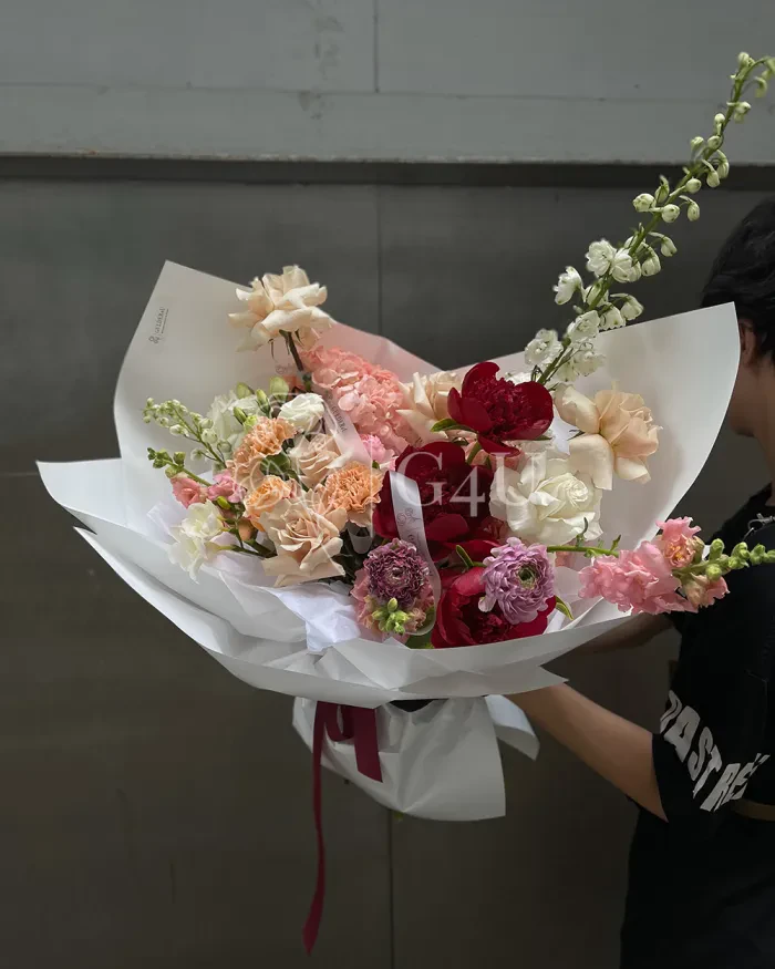 Заказать Букет "Taisia" из роз и ранункулюсов в Алматы