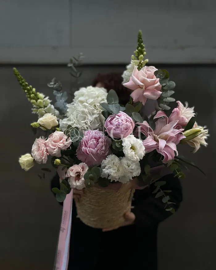 Заказать Букет "Amalia" из роз, пионов и лилий в Алматы