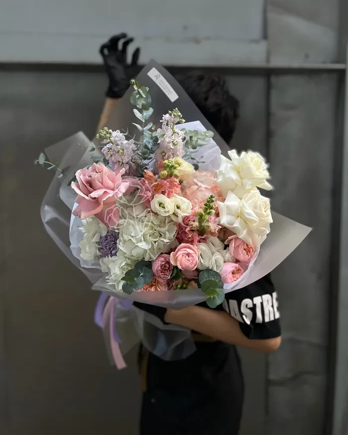 Заказать Букет "Isabeau" из роз, спрей роз и гортензии в Алматы