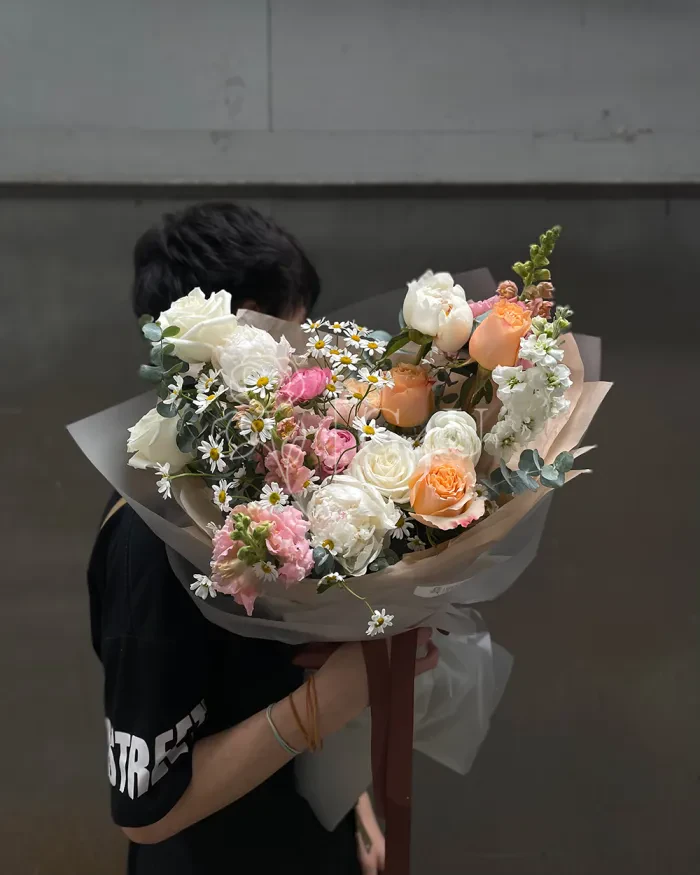 Заказать Букет "Solene" из роз, пионов и ранункулюсов в Алматы