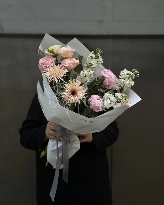 Заказать Букет "Ines" из пионов и гербер в Алматы