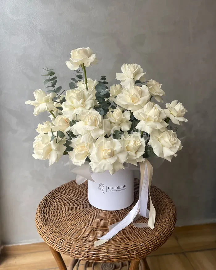 Заказать 25 роз в коробке "Fiorella" в Алматы