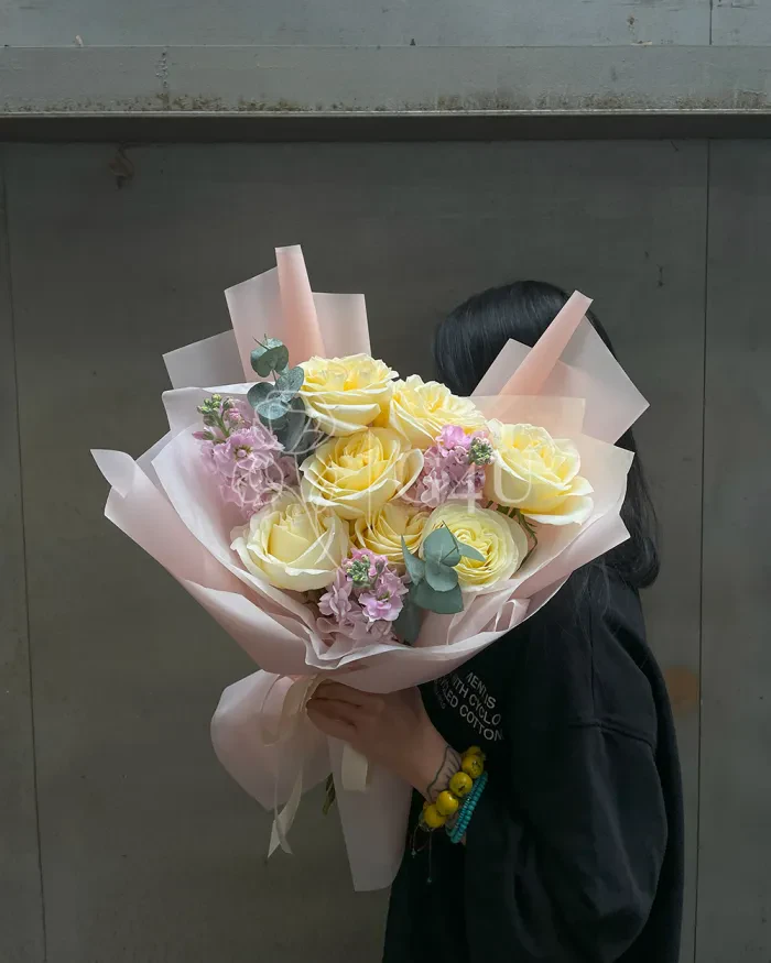 Заказать Букет "Odessa" из пионовидных роз и маттиолы в Алматы