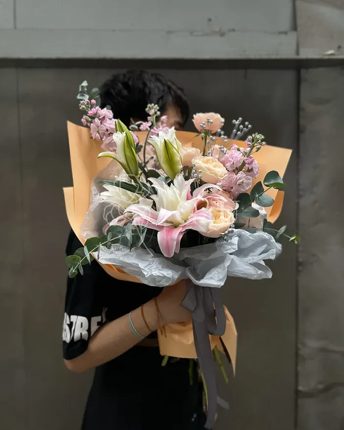 Заказать Букет "Cosima" из лилий и спрей роз в Алматы