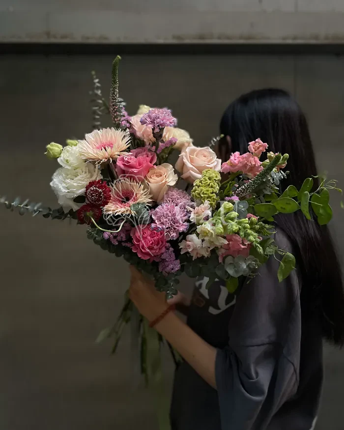 Заказать Букет "Agrippina" из роз, гербер и лизиантусов в Алматы