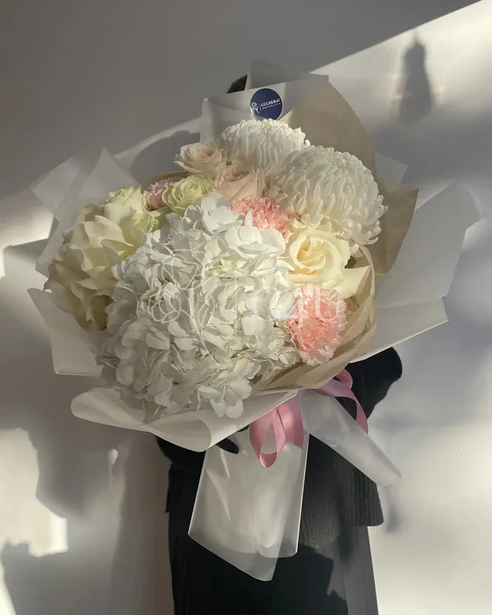 Заказать Букет "Валерия" из роз, гортензии и хризантем в Алматы