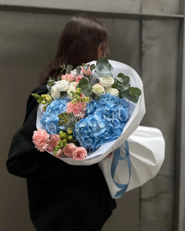 Заказать Букет "Edelmira" из спрей роз, гортензий и лизиантусов в Алматы