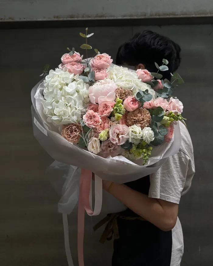 Заказать Букет "Leocadia" из спрей роз, гортензий и гвоздик в Алматы