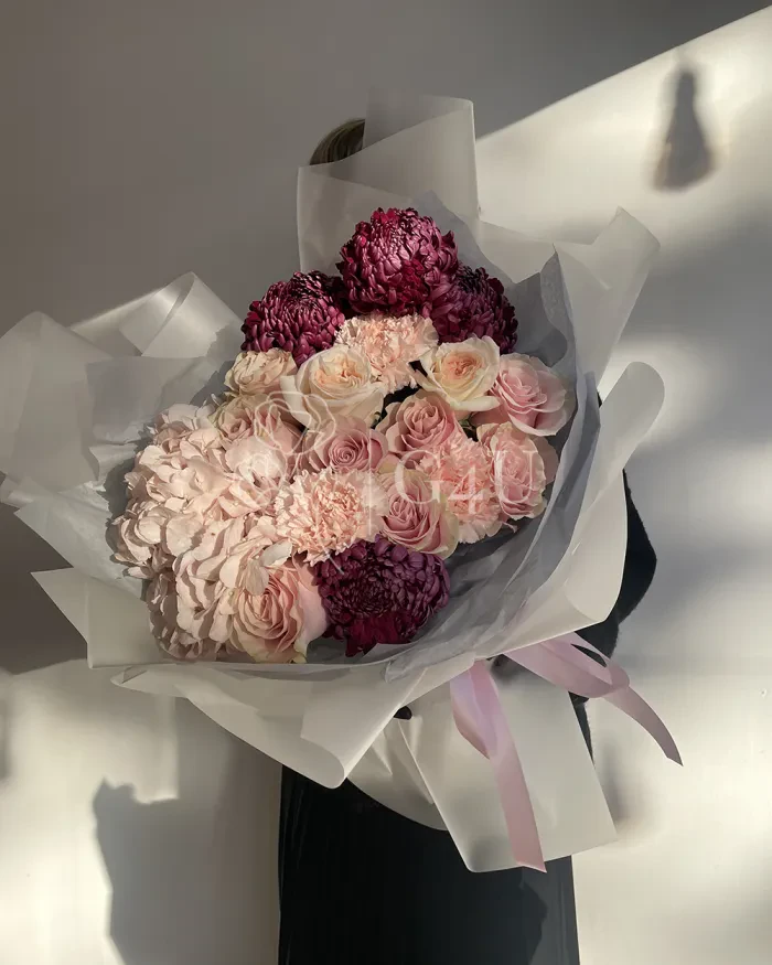 Заказать Букет "Николь" из роз, гортензии и гвоздик в Алматы