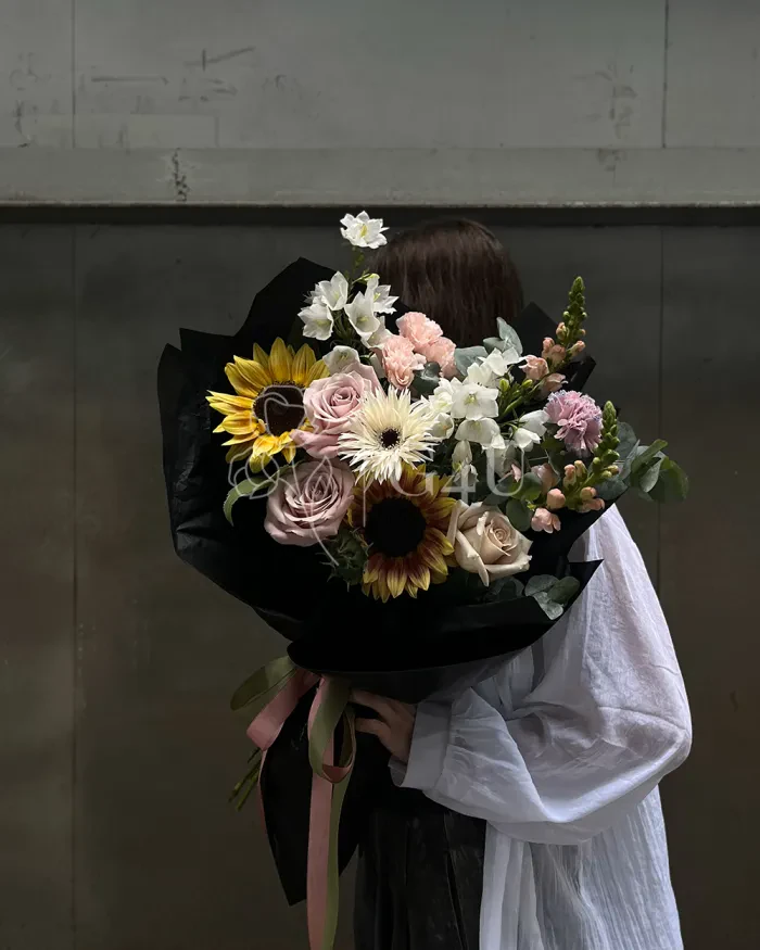 Заказать Букет "Clementina" из роз, подсолнухов и лизиантусов в Алматы