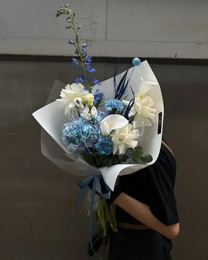 Заказать Букет "Beatrice" из из роз, гортензий и гвоздик в Алматы