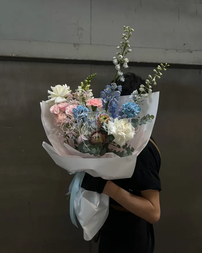 Заказать Букет "Ortensia" из роз, гортензии и гвоздик в Алматы