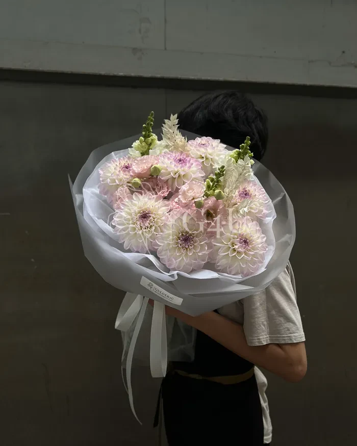 Заказать Букет георгинов "Noémie" в Алматы