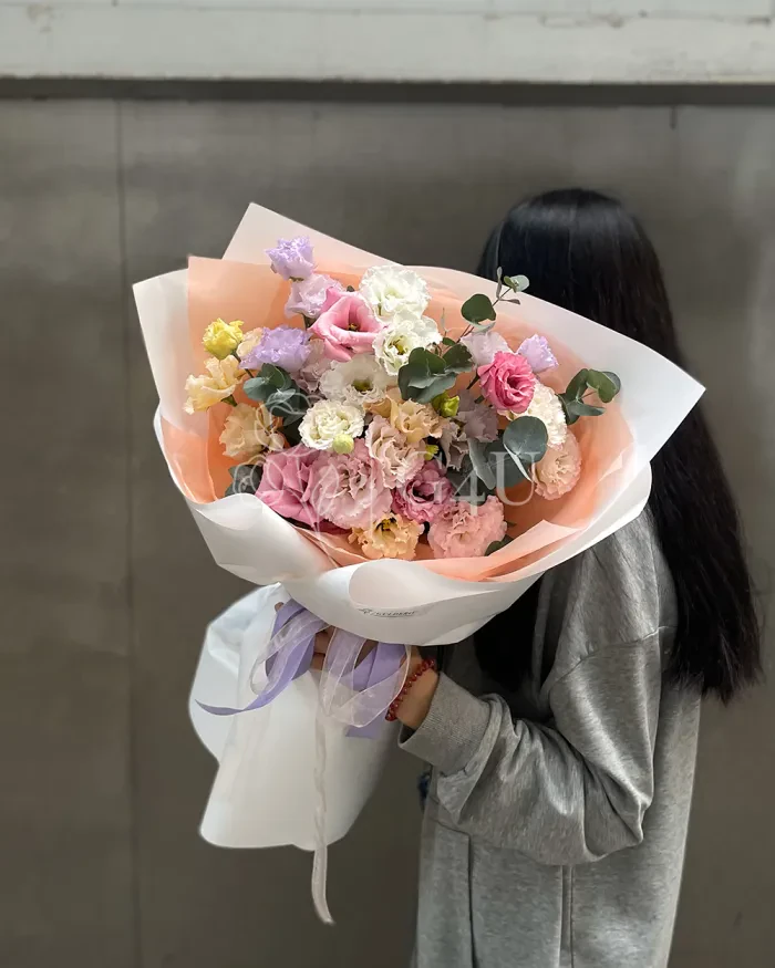 Заказать Букет "Solène" из лизиантусов с эвкалиптом в Алматы