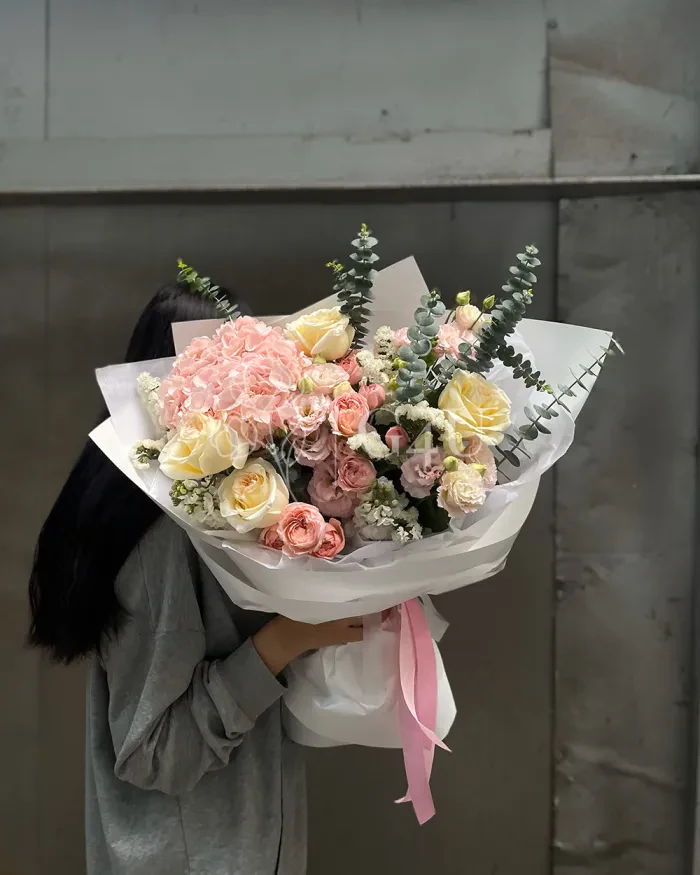 Заказать Букет "Maëlys" из пионовидных и спрей роз в Алматы