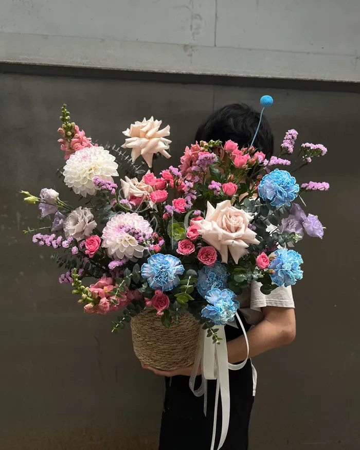 Заказать Букет "Capucine" из роз, спрей роз и гвоздик в Алматы