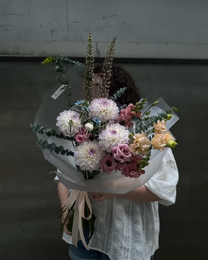 Заказать Букет "Luna" из георгинов и лизиантусов в Алматы