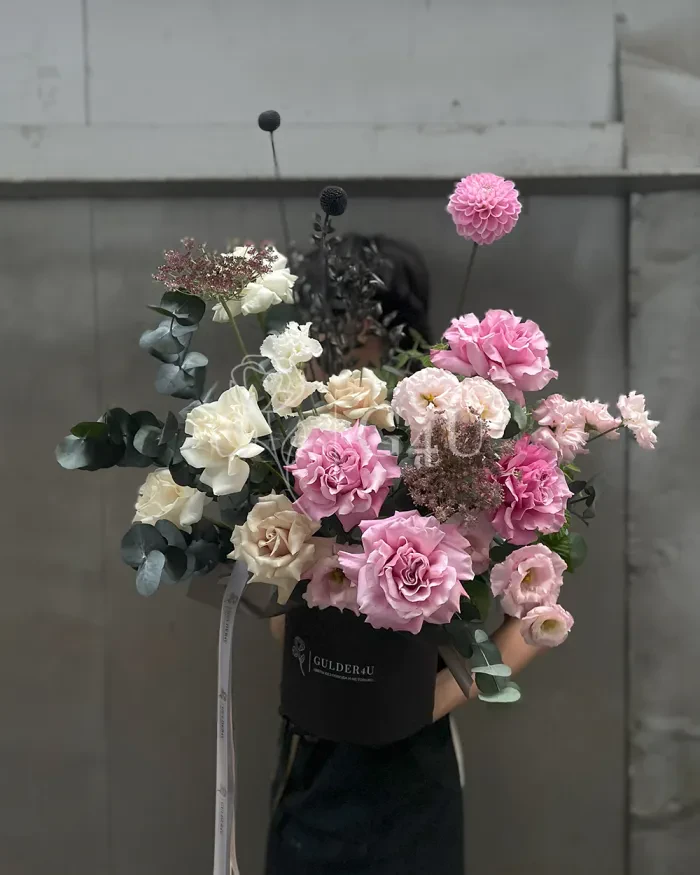 Заказать Букет "Dimitra" из роз и пионовидных роз в Алматы