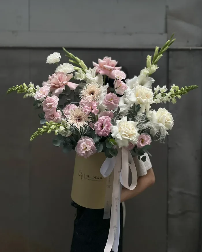 Заказать Композиция в кашпо "Ariadni" из роз и лизиантусов в Алматы