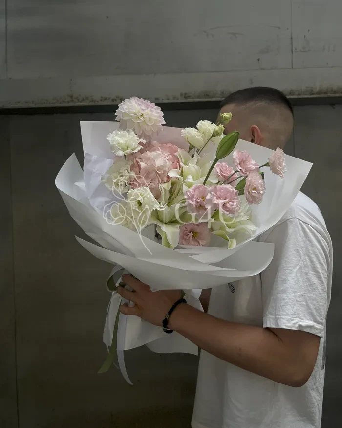 Заказать Букет "Kalypsó" из георгинов и лизиантусов в Алматы