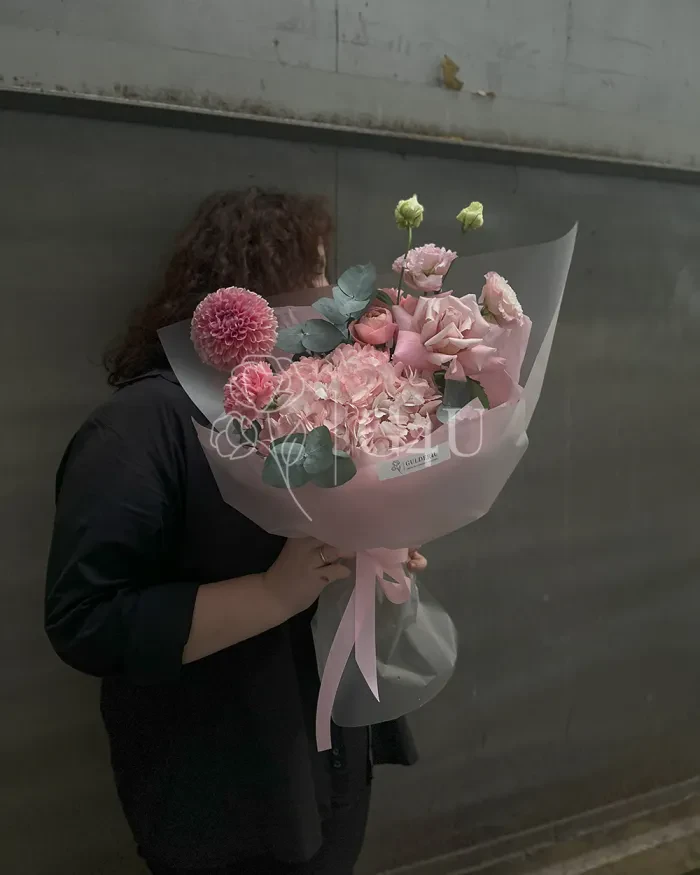 Заказать Букет "Рамина" из роз, гортензии и георгина в Алматы