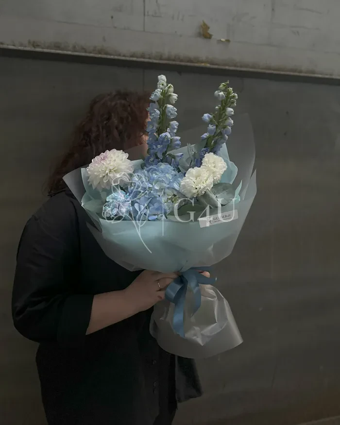 Заказать Букет "Айниса" из дельфиниума, гортензии и гвоздики в Алматы