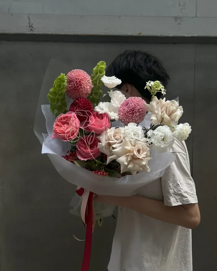 Заказать Букет "Айсана" из роз, пионовидных роз и гортензий в Алматы