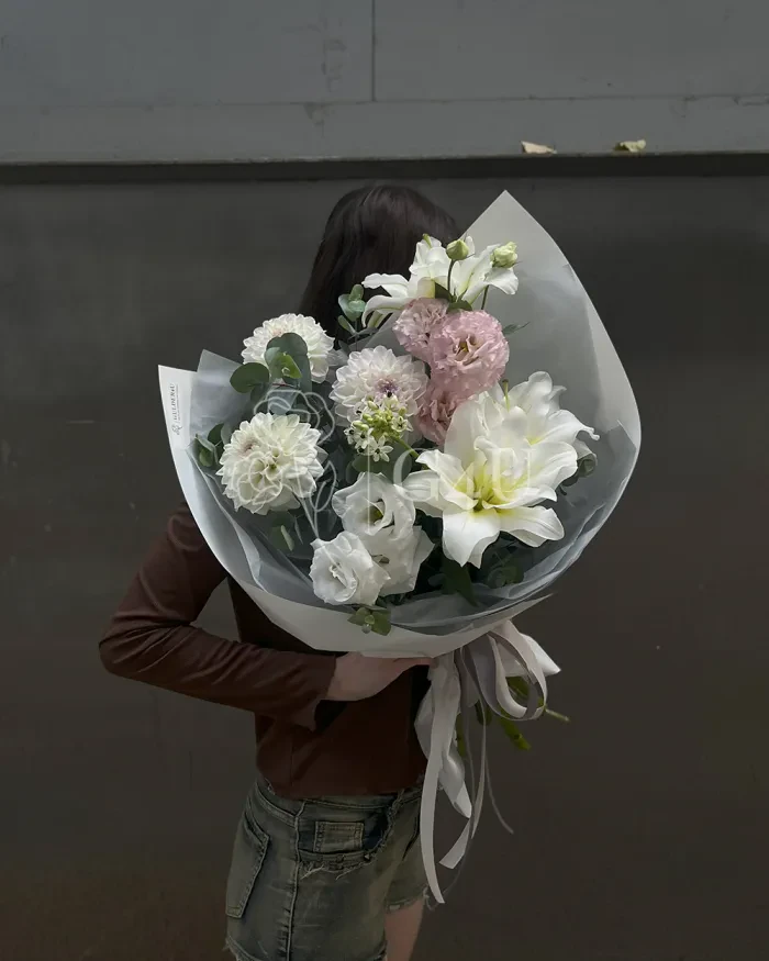 Заказать Букет "Айзере" из георгинов, лилий и лизиантусов в Алматы