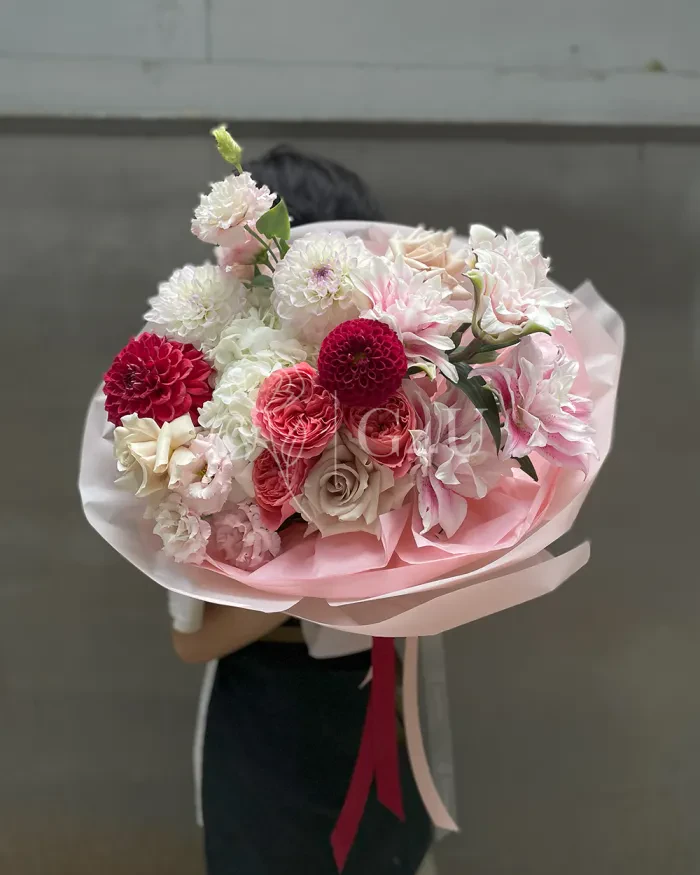 Заказать Букет "Саламат" из роз, пионовидных роз и георгинов в Алматы