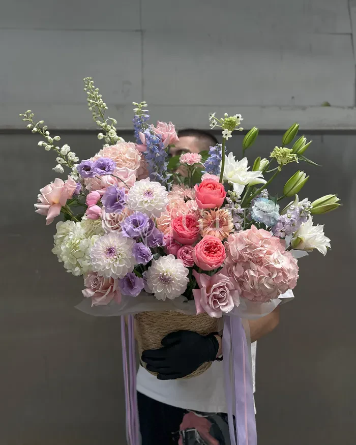 Заказать Композиция в кашпо "Leilani" из роз, пионовидных роз и гортензий в Алматы