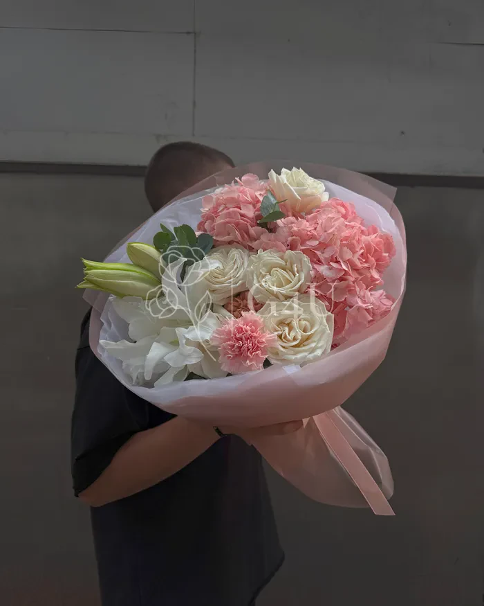 Заказать Букет "Рания" из роз, гортензий и гвоздик в Алматы