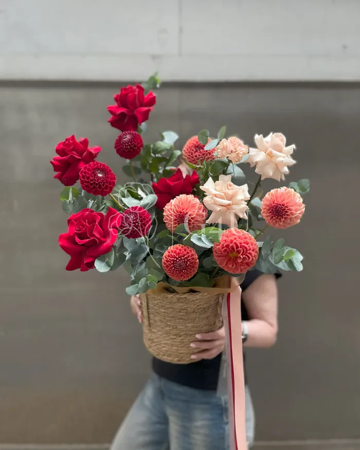 Заказать Композиция в кашпо "Мунира" из роз и георгинов в Алматы