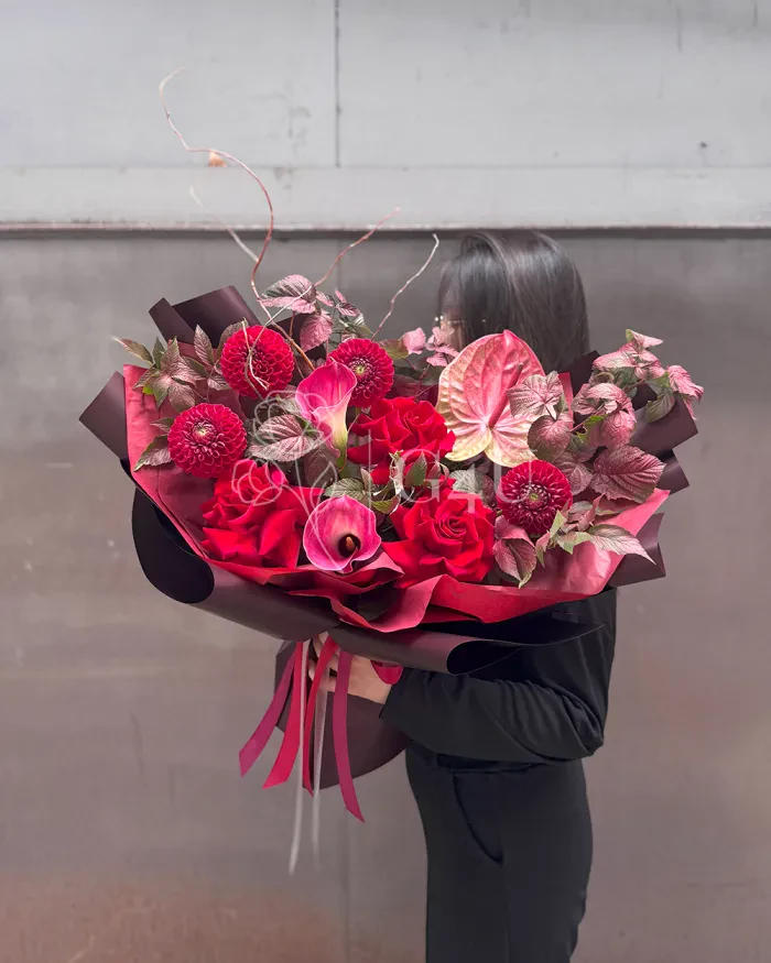 Заказать Букет "Evelyn" из роз и георгинов в Алматы