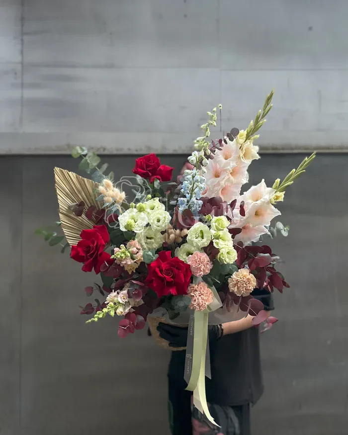 Заказать Букет "Madeline" из роз, гвоздик и гладиолусов в Алматы