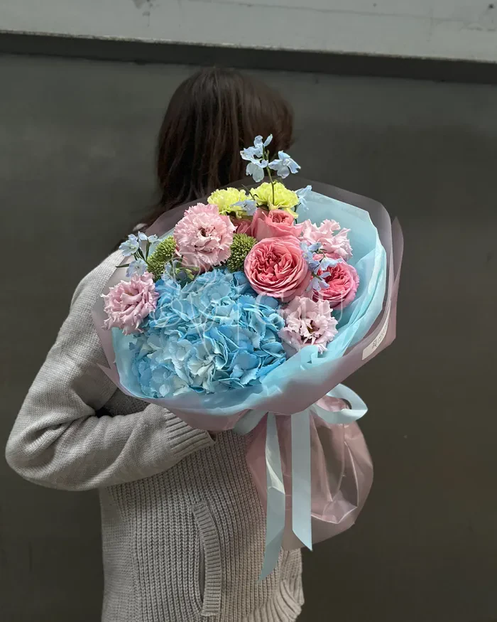 Заказать Букет "Вера" из пионовидных роз и гвоздик в Алматы