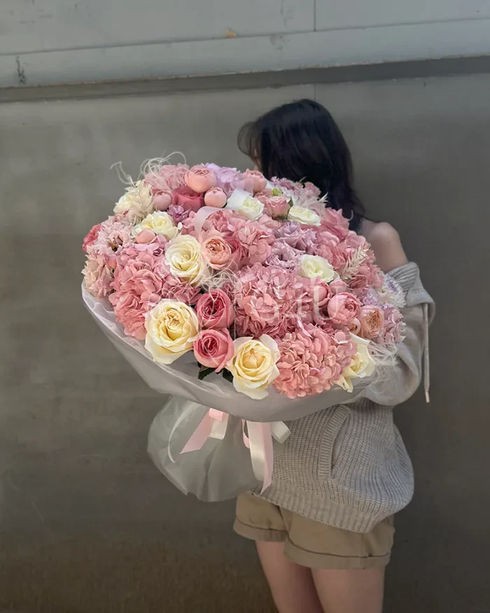 Заказать Букет "Назгум" из роз, пионовидных роз и гортензий в Алматы