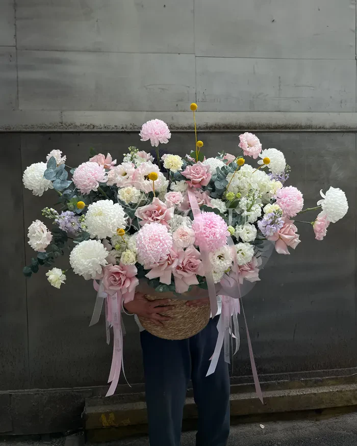 Заказать Композиция в кашпо "Надира" из роз, хризантем и гвоздик в Алматы