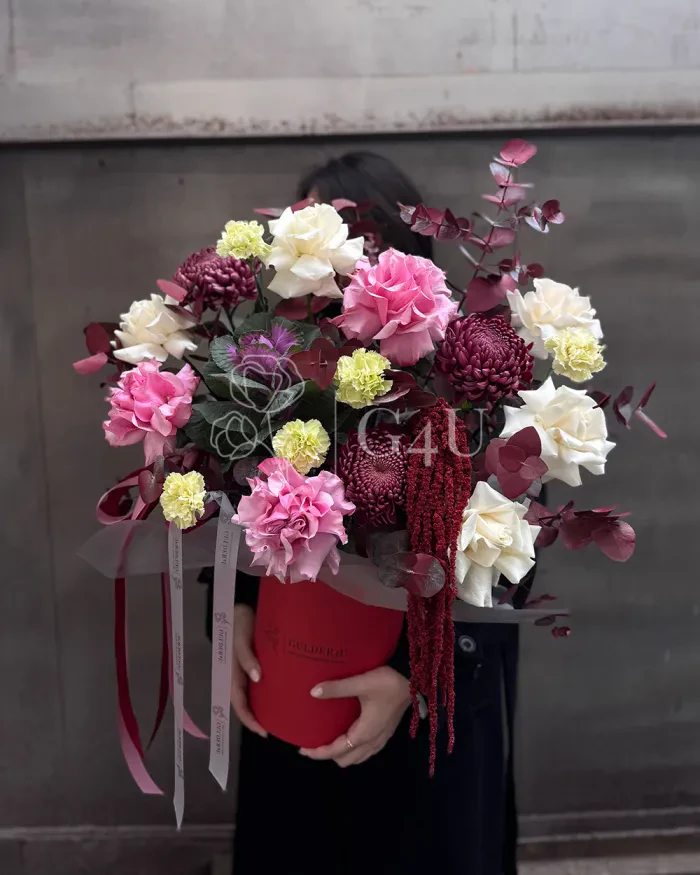 Заказать Композиция в коробке "Амани" из роз, пионовидных роз и гвоздик в Алматы