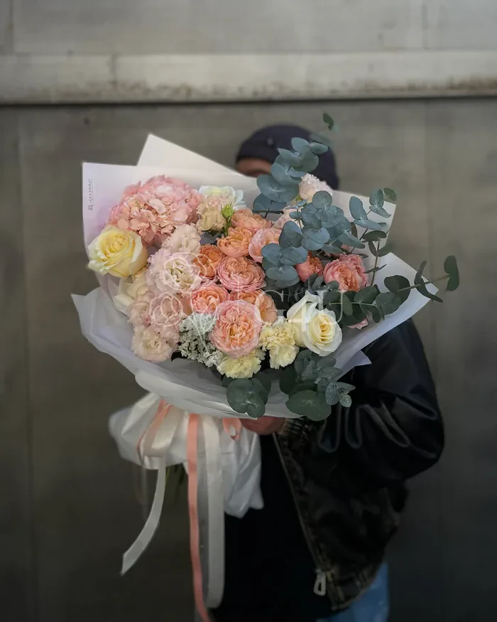 Заказать Букет "Vionna" из пионовидных роз, спрей роз и лизиантусов в Алматы