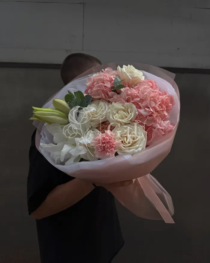 Заказать Букет "Lyanna" из роз, гортензий и гвоздик в Алматы