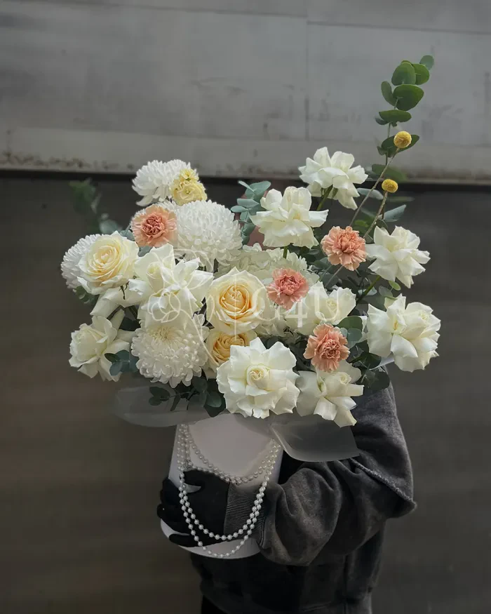 Заказать Букет "Talisa" из роз, хризантем и гортензии в Алматы