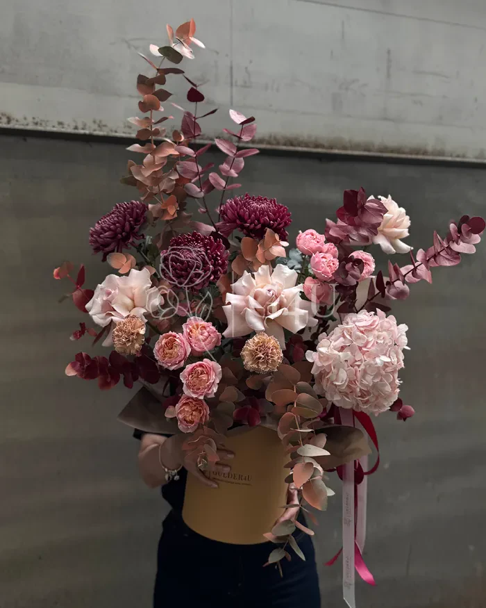 Заказать Композиция в коробке "Ygritte" из роз, спрей роз и гвоздик в Алматы