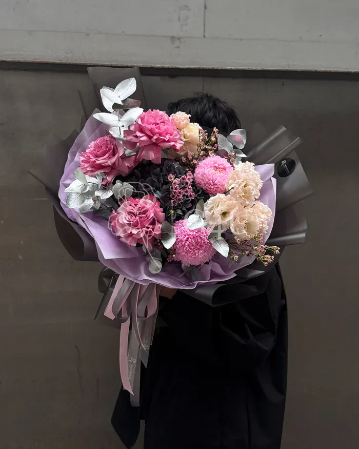 Заказать Букет "Missandei" из пионовидных роз и лизиантусов в Алматы