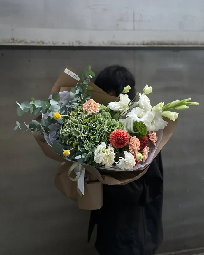 Заказать Букет "Melisandre" из гвоздик, георгинов и лизиантусов в Алматы