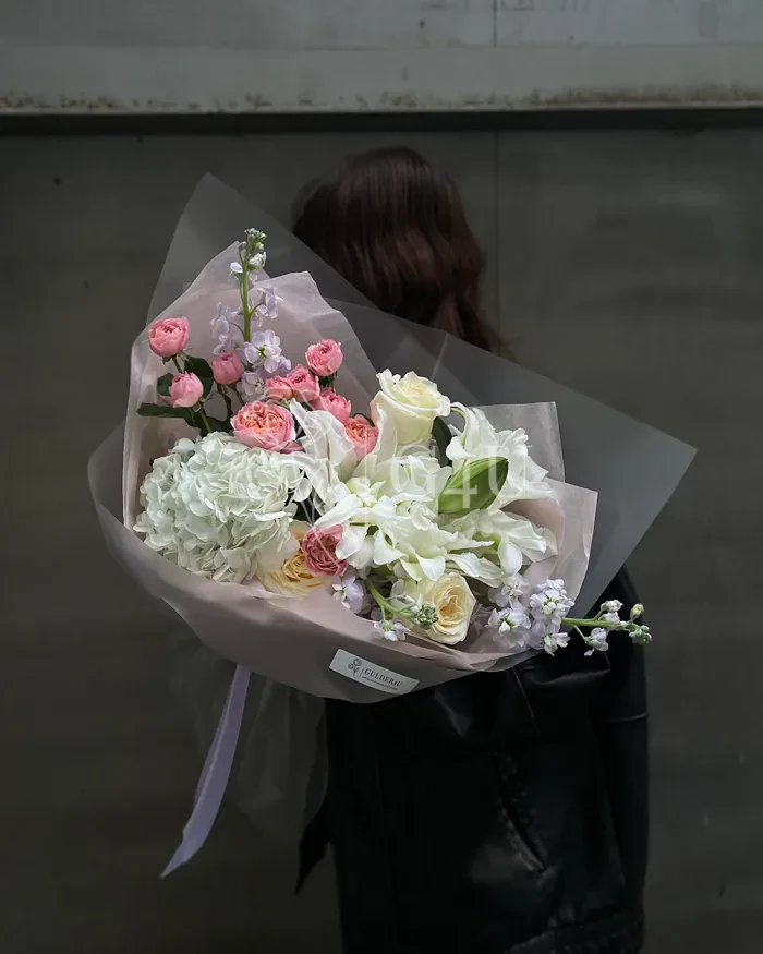 Заказать Букет "Shireen" из пионовидных роз и маттиолы в Алматы