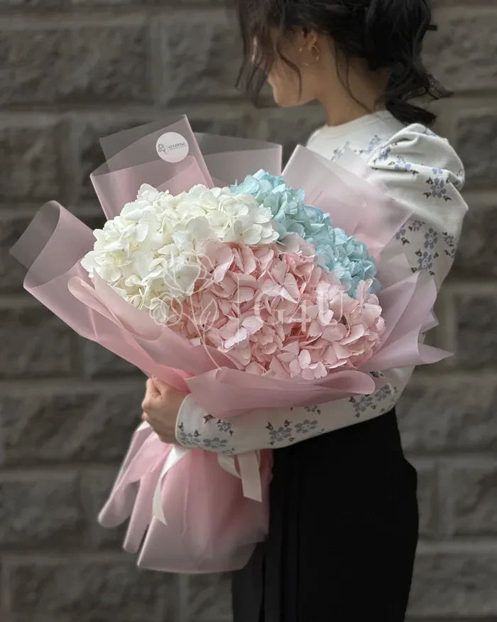 Заказать Монобукет из 3 гортензий в Алматы