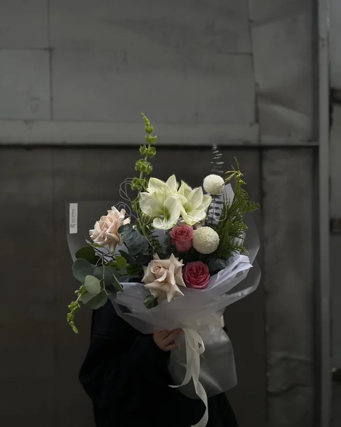 Заказать Букет "Сальма" из роз, пионовидных роз и амарилиса в Алматы